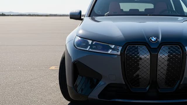 2022 BMW iX — 2022 BMW iX hood adjustment