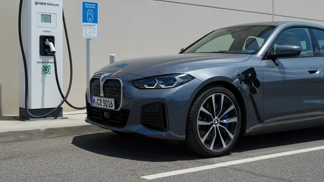 2022 BMW i4 — 2022 BMW i4 manufacturer_communication