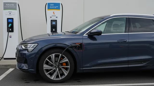 2021 Audi e-tron — Audi e-tron high-voltage battery charger