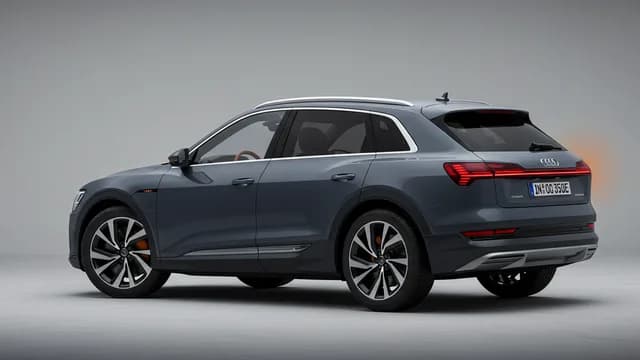 2021 Audi e-tron — Audi e-tron speaker rattles