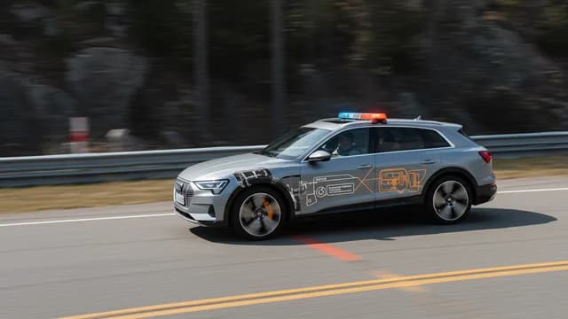 2022 Audi e-tron — Audi overhead view camera blurry