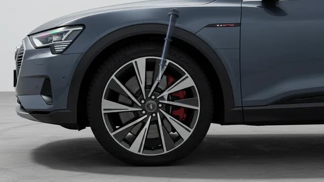 2022 Audi e-tron — Audi e-tron suspension fault
