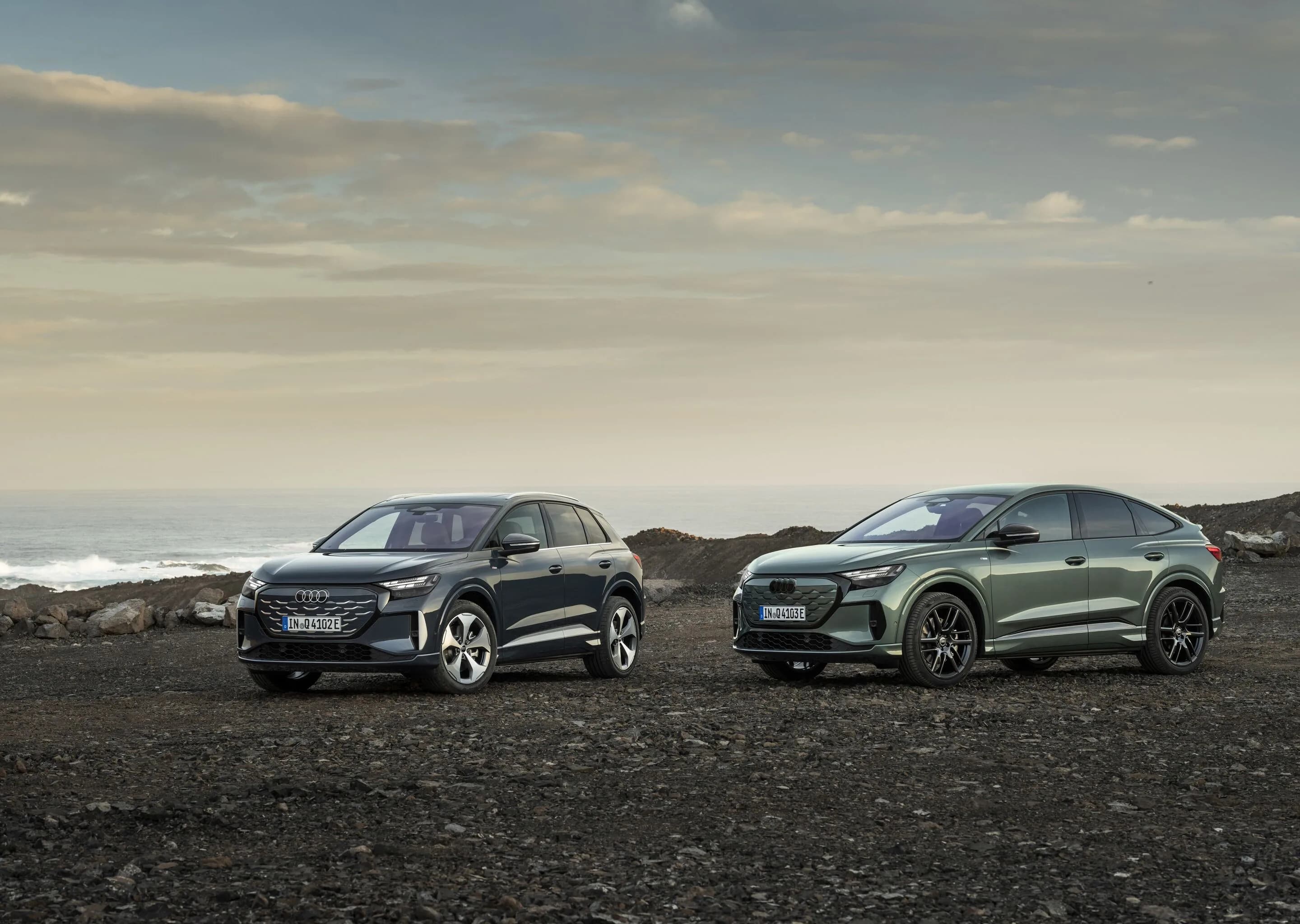 Audi Q4 SUV e-tron / Audi Q4 Sportback e-tron - From left to right: Q4 e-tron in Plasma blue, Q4 Sportback e-tron in Sage green metallic, outdoor static photo