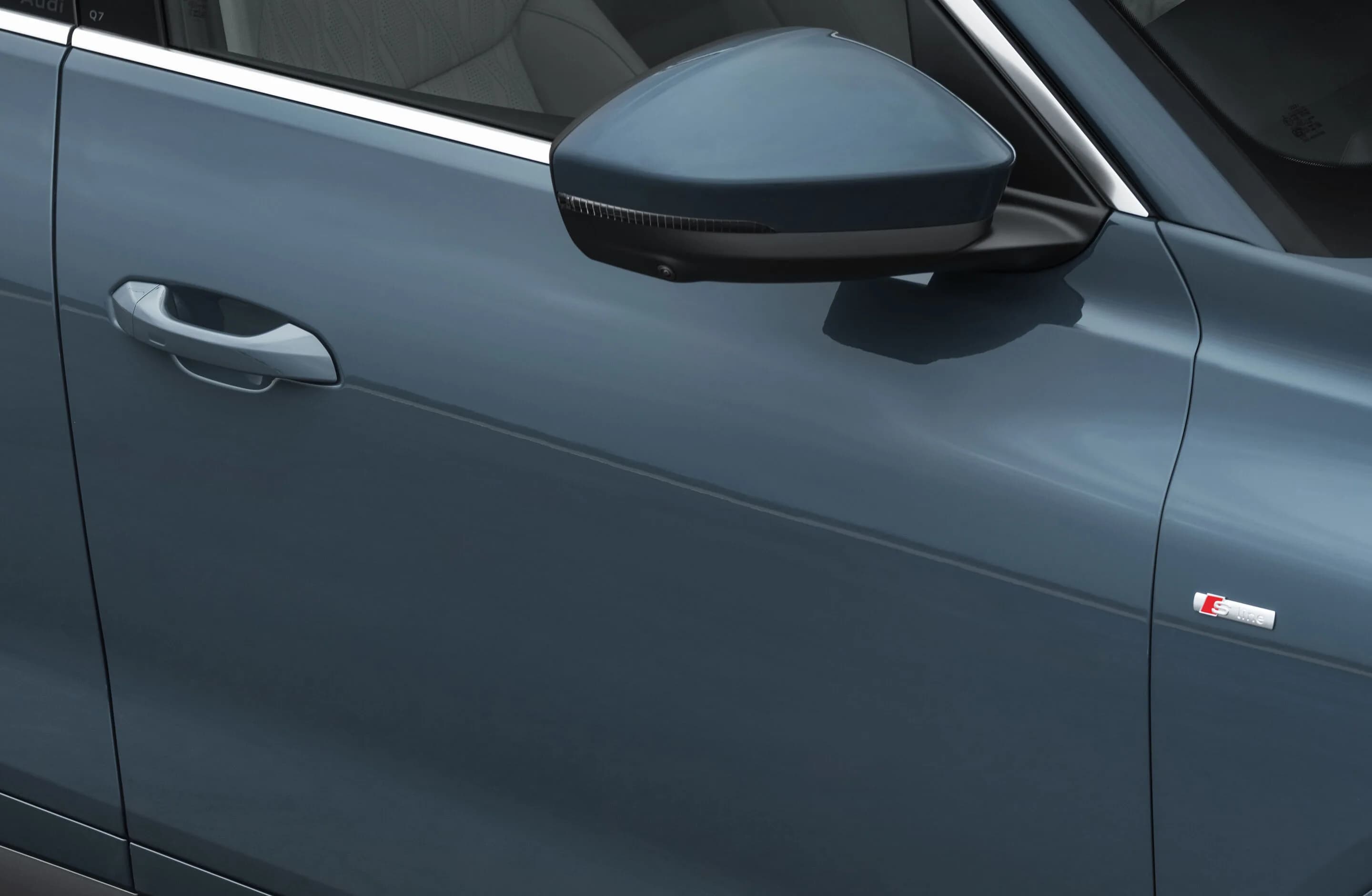 Audi announces third generation of the Q7 - Alopias blue metallic, studio photo, exterior, side view