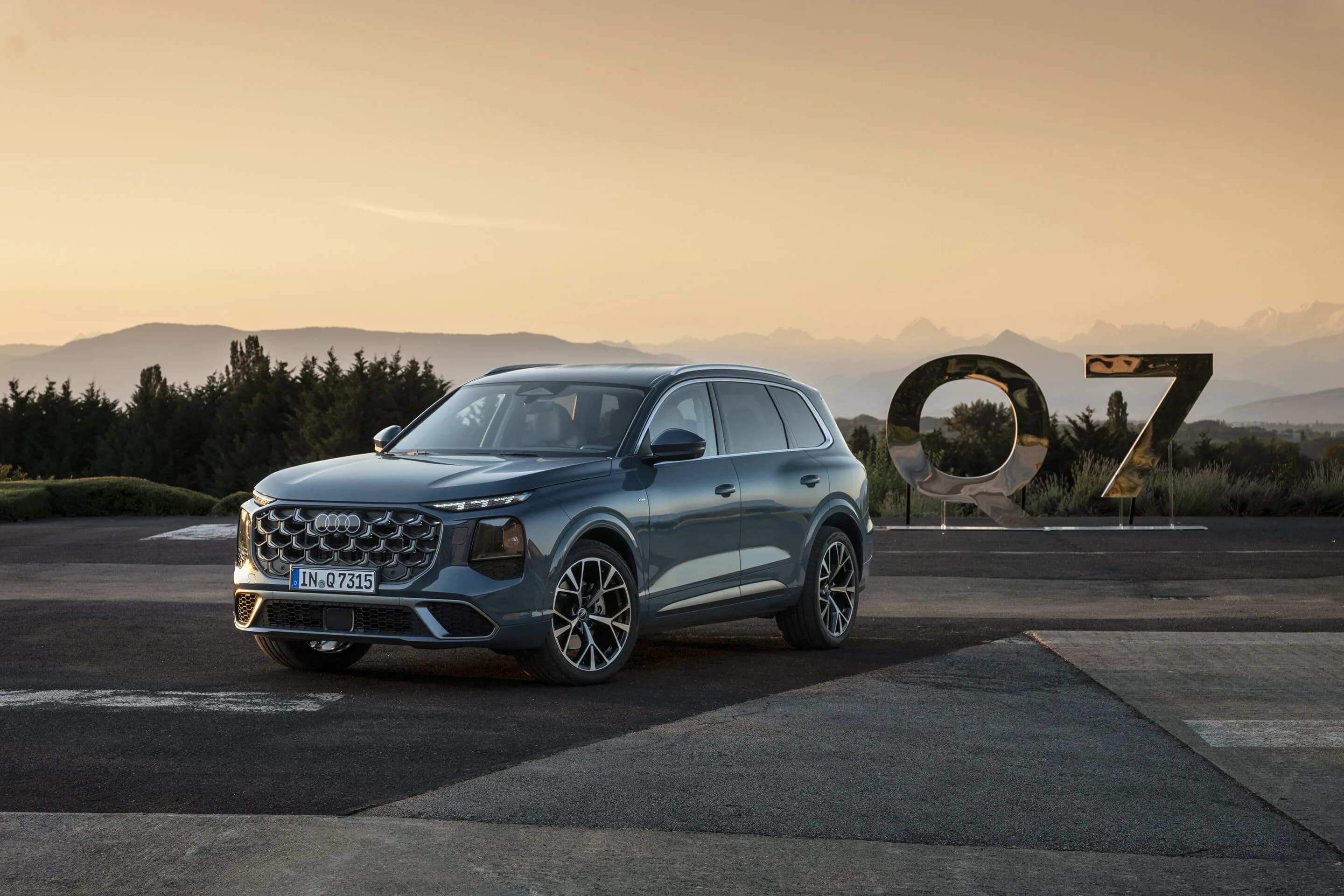 Audi Q7 SUV - Alopias blue metallic, static shot, exterior