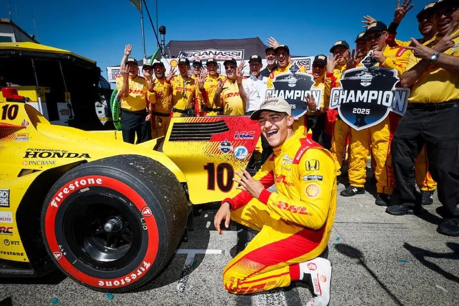 #10: Alex Palou, Chip Ganassi Racing Honda celebrates his championship with his crew