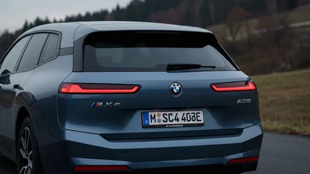 2022 BMW iX — 2022 BMW iX taillamp fault