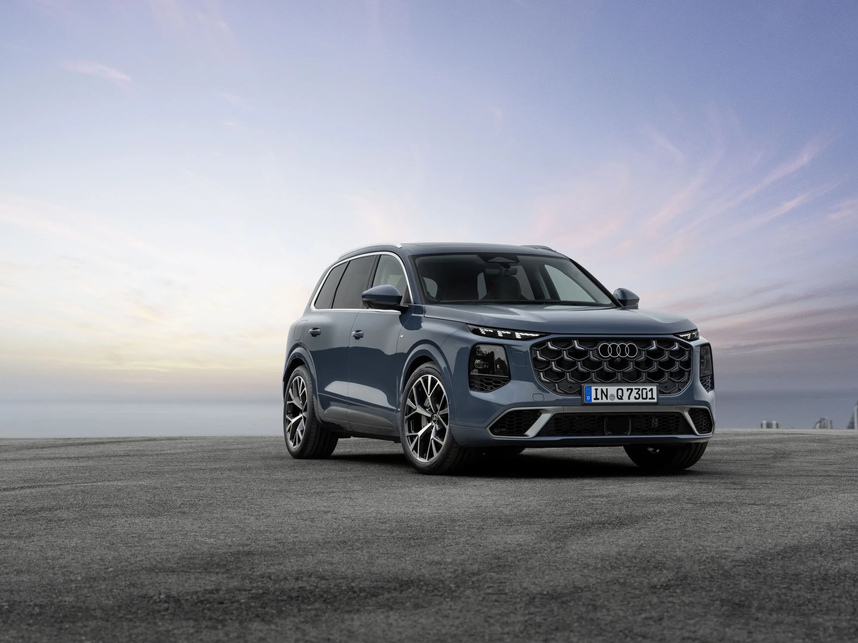 Audi Q7 SUV - Alopias blue metallic, static photo, exterior, three-quarter front view