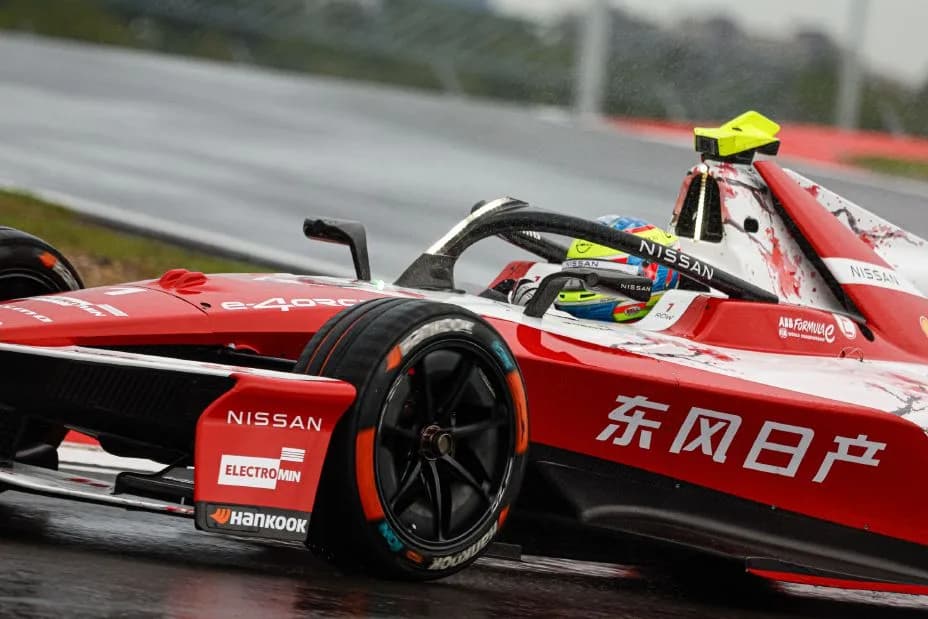 Close up shot of Oliver Rowland turning the wheel of the #1 Nissan e‑4ORCE 05 during the Shanghai E-Prix weekend.