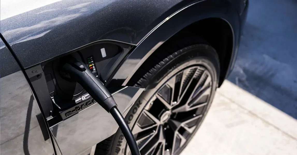 2023 Audi e-tron — manufacturer_communication document image 1
