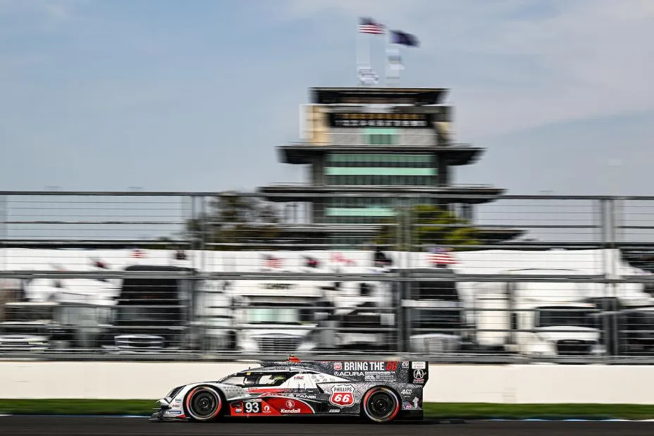 #93: Acura Meyer Shank Racing w/Curb Agajanian, Acura ARX-06, GTP: Renger van der Zande, Nick Yelloly