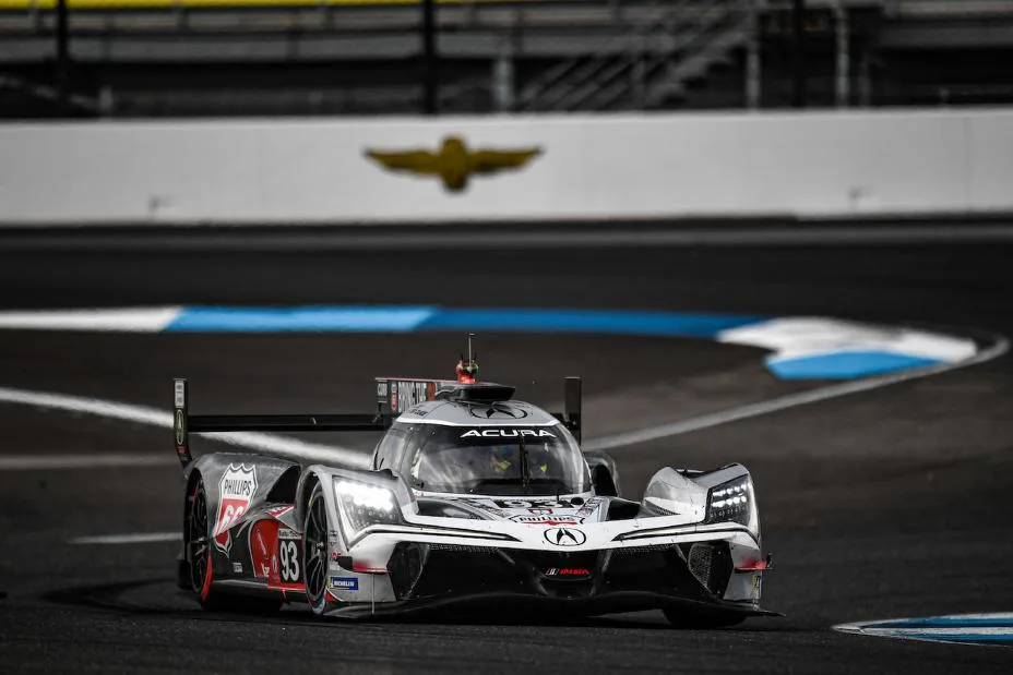 #93: Acura Meyer Shank Racing w/Curb Agajanian, Acura ARX-06, GTP: Renger van der Zande, Nick Yelloly