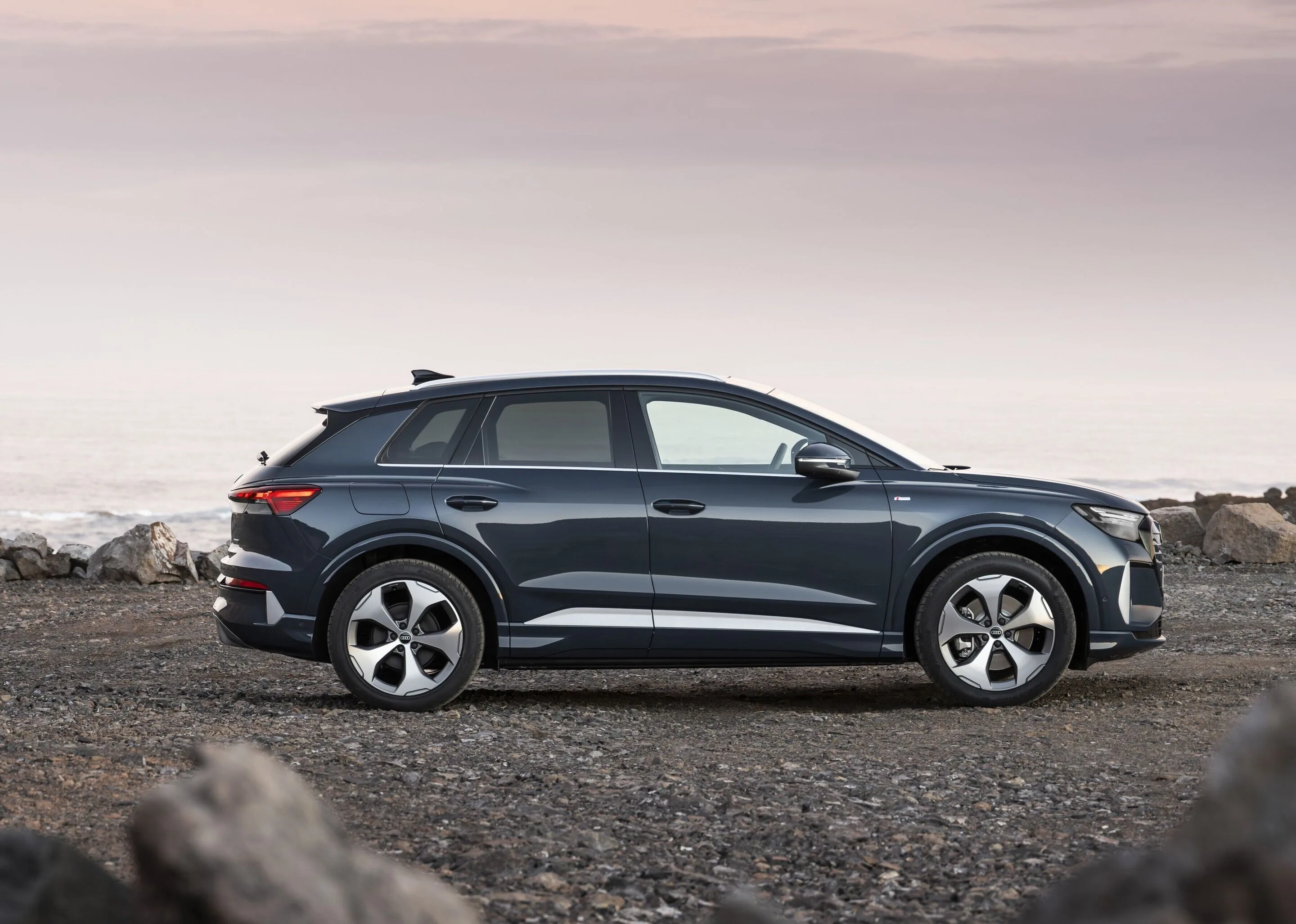 Audi Q4 SUV e-tron - Plasma blue, outdoor static photo, exterior, side view