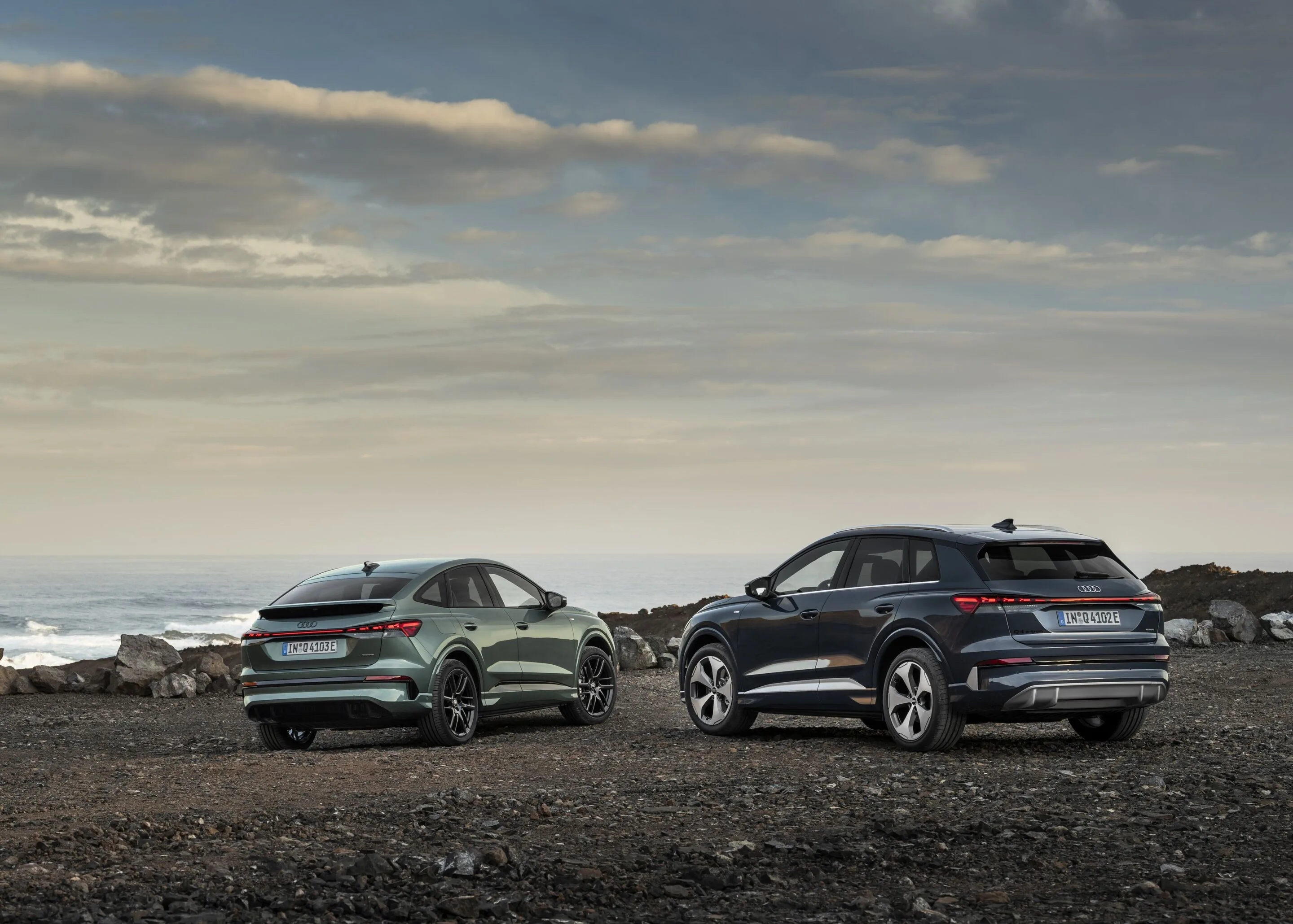 Audi Q4 Sportback e-tron / Audi Q4 SUV e-tron - From left to right: Q4 Sportback e-tron in Sage green metallic, Q4 e-tron in Plasma blue, outdoor static photo