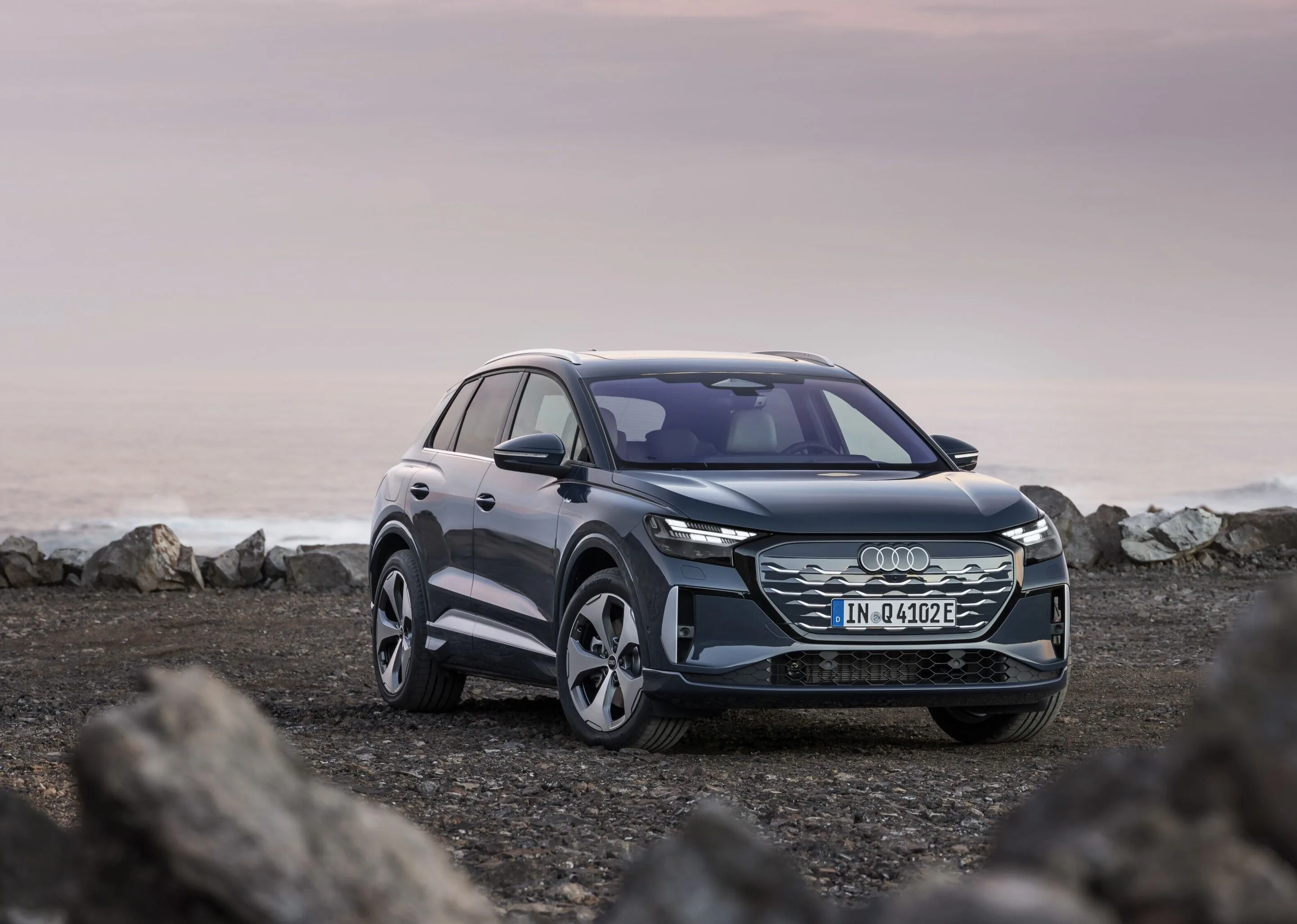 Audi Q4 SUV e-tron - Plasma blue, outdoor static photo, exterior, three-quarter front view