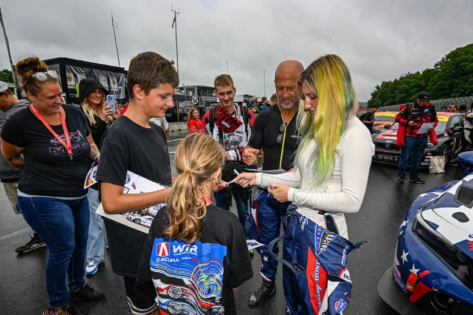 Grid walk, Fans, #72: Pegram Racing, Honda Civic FL5 TCR, TCR: Riley Pegram, Larry Pegram