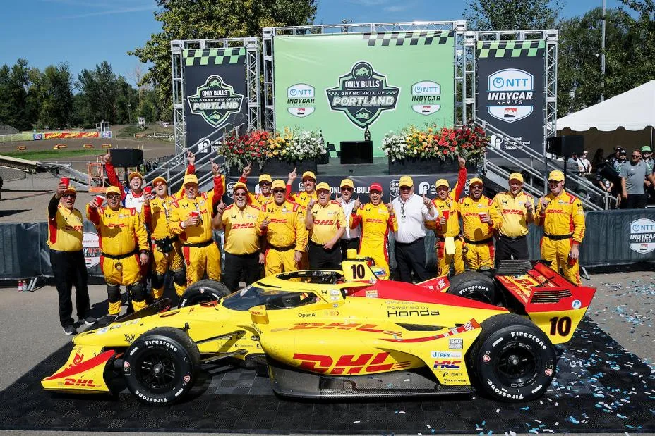 Winner #10: Alex Palou, Chip Ganassi Racing Honda and crew celebrate in Victory Lane