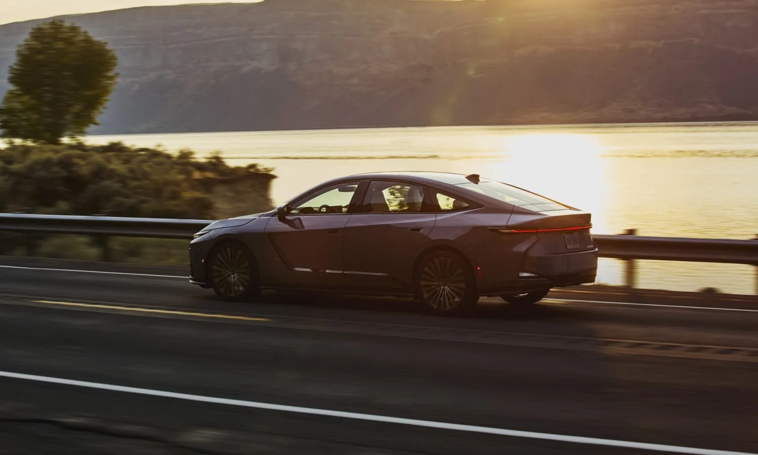 2027_Lexus_ES_350e_003