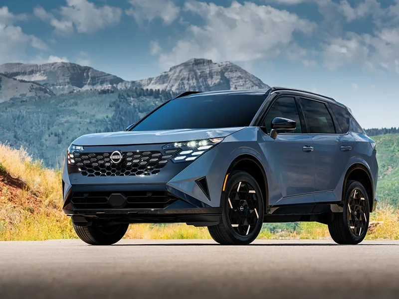Front left 3/4 view of the 2027 Nissan Rogue Hybrid SR with mountains behind.