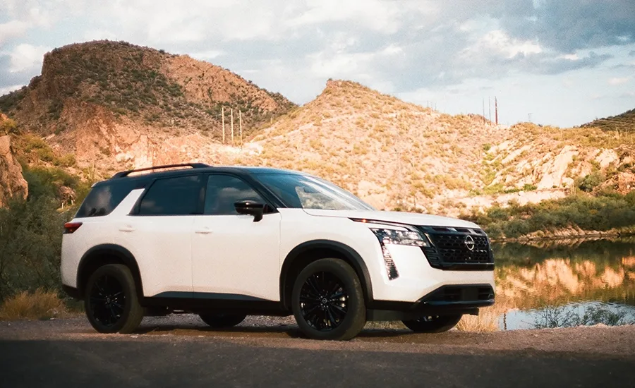 Front right 3/4 view of the 2027 Nissan Pathfinder Special Edition parked near a mountain range.